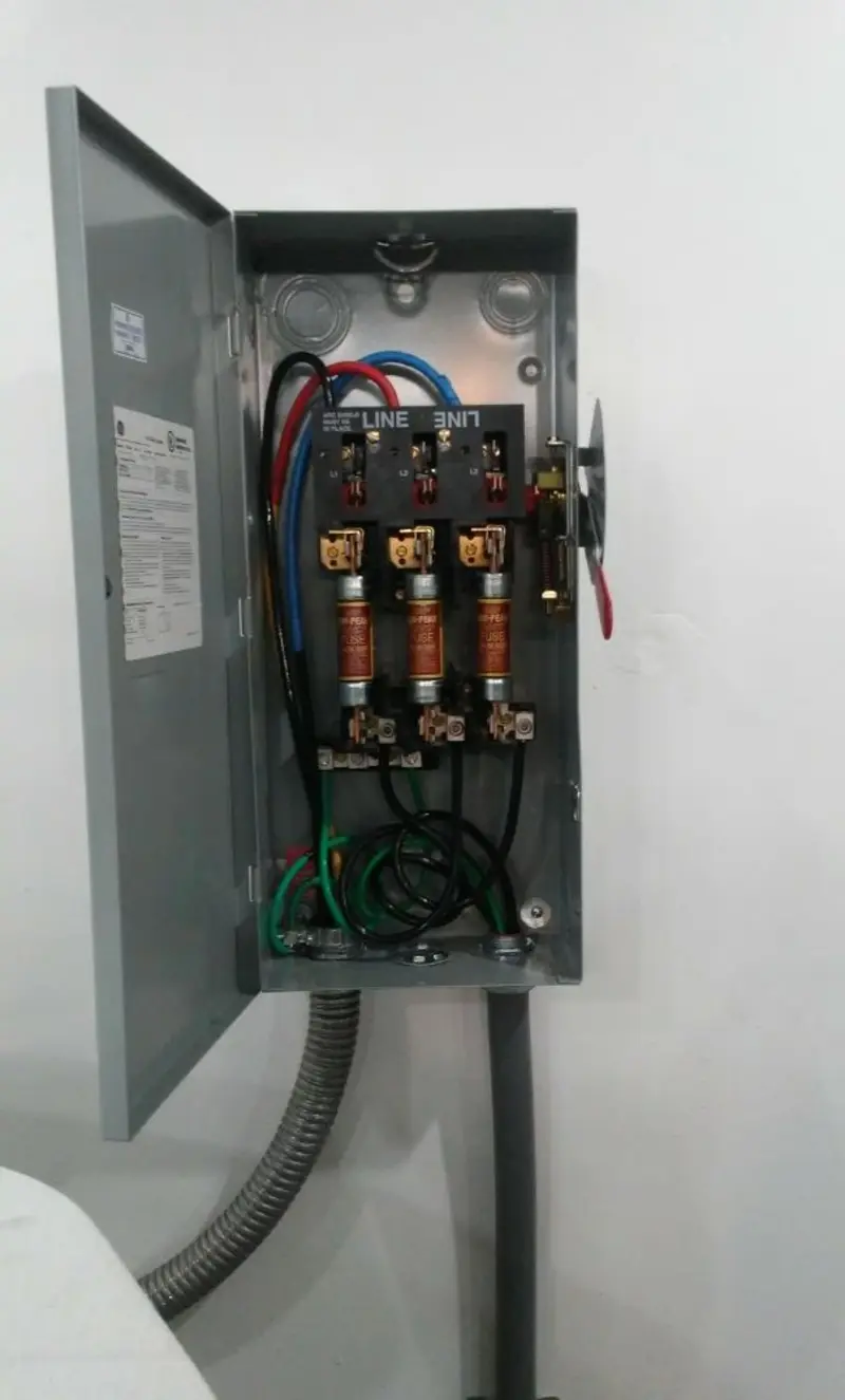 Three-phase disconnect switch installed for Smoke Detector Installation in Gooding